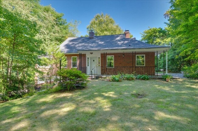 Building Photo - Classic Brick Multi-Level Home with Backya...