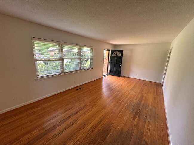 Building Photo - Updated 3 bed 2 bath in East Ridge! Fenced...