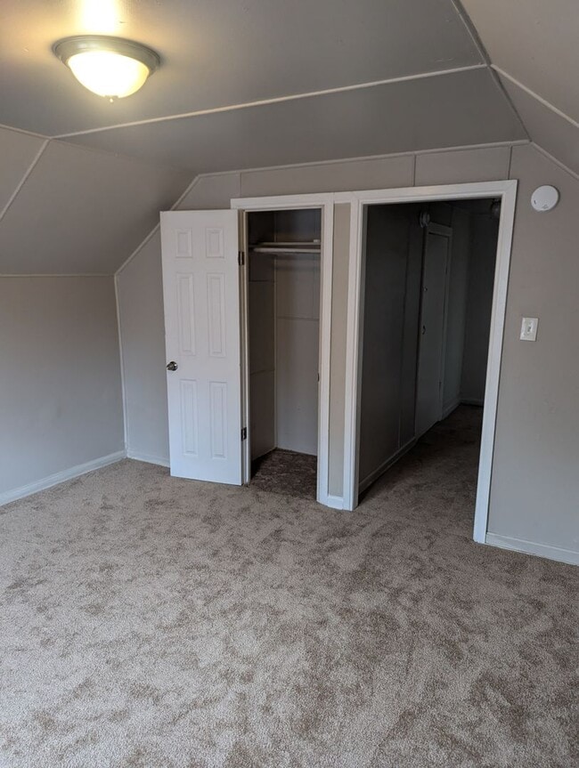 Building Photo - Charming 3-Bedroom Property in Prime Location