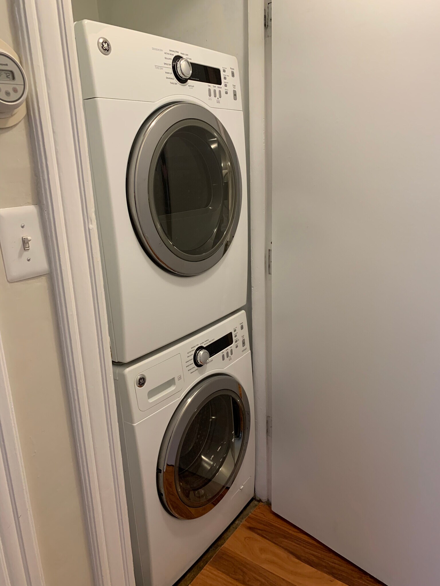 Building Photo - 527 9th St NE