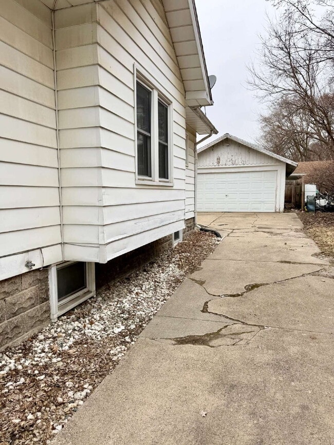 Building Photo - 3 Bedroom with a bonus room, 1 Bath Available!