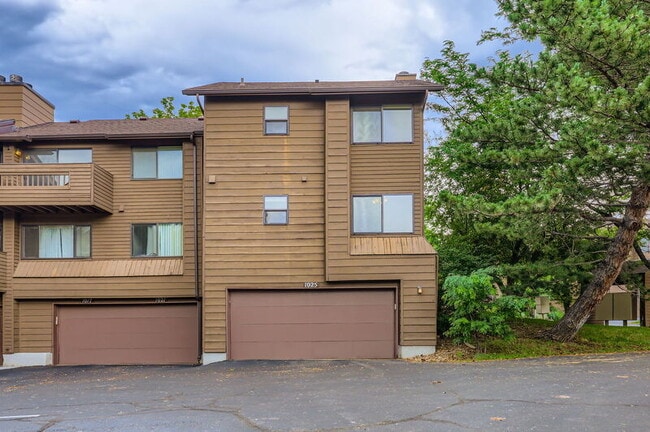 Building Photo - 1025 Moorings Dr