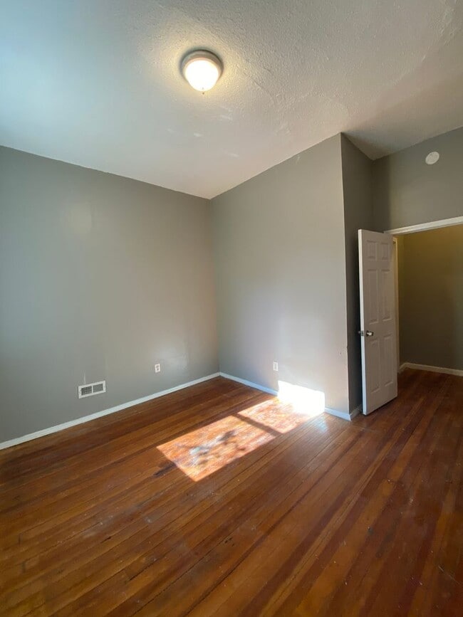 Building Photo - Get it while it lasts! Spacious 4 Bedroom ...