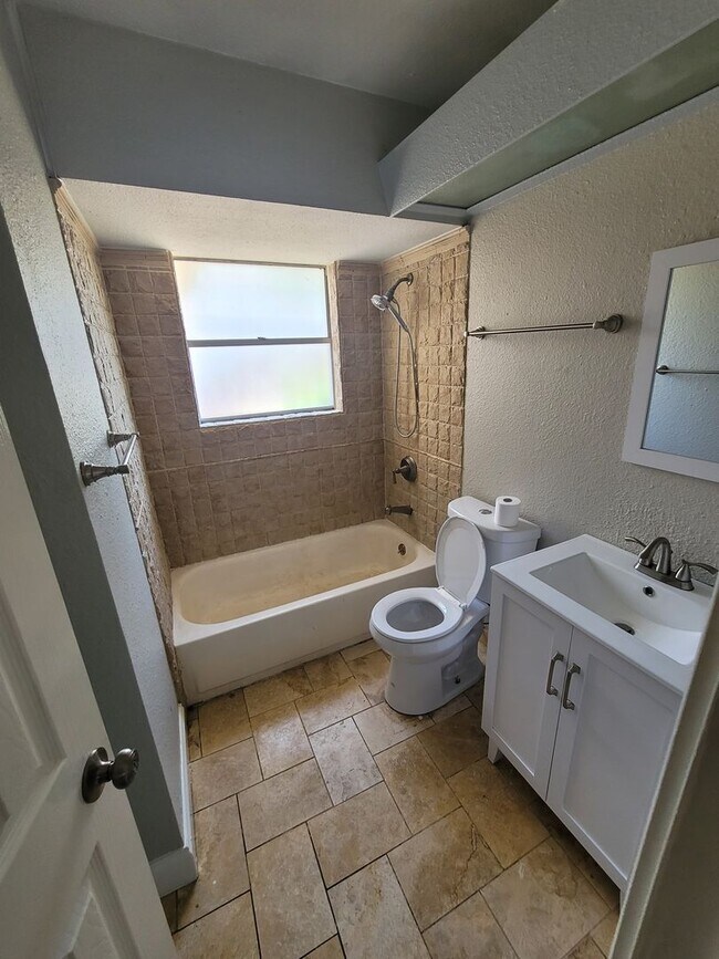 Building Photo - Modern living in Mesquite