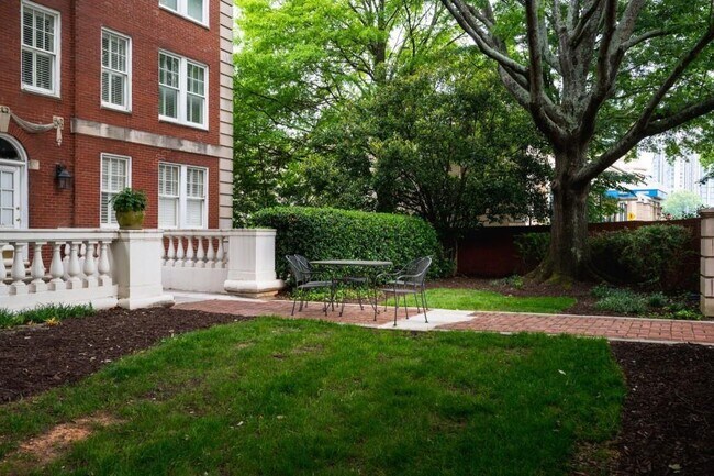 Building Photo - 2840 Peachtree Rd