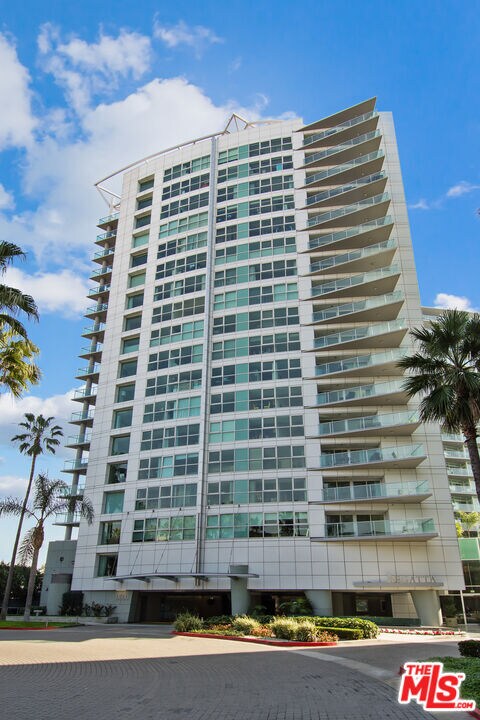 Building Photo - 13600 Marina Pointe Dr