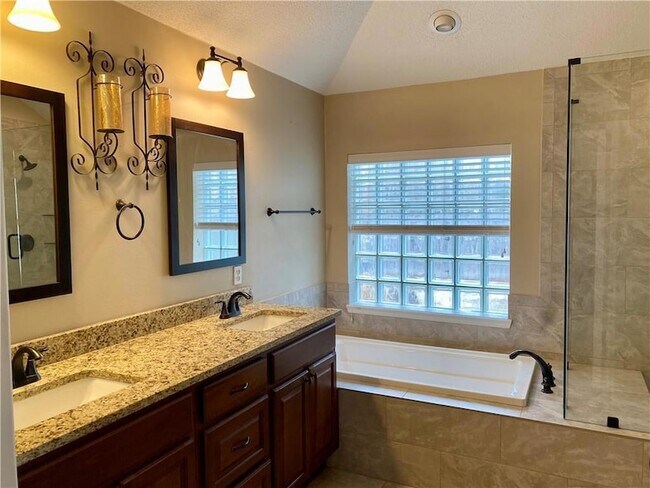 Building Photo - 1010 Live Oak Loop