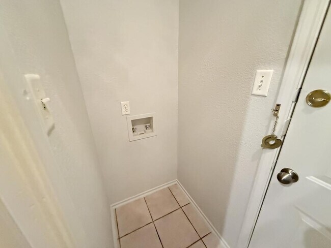 Building Photo - 3708 Gus Dr