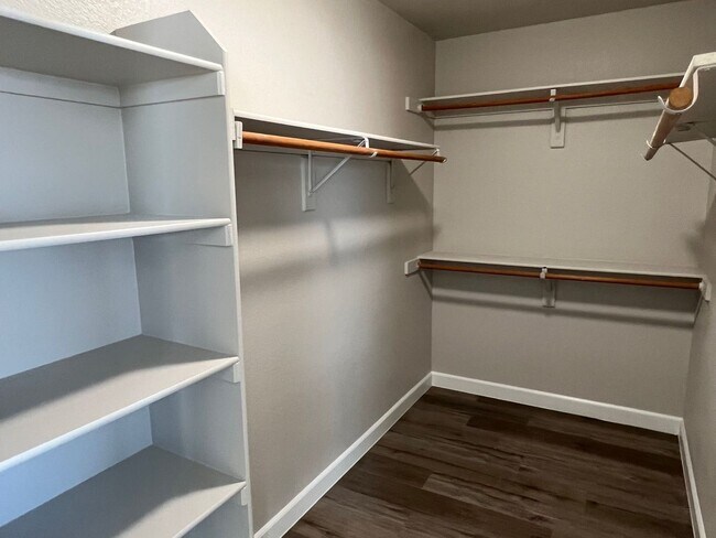 Building Photo - Newly Remodeled - Henderson