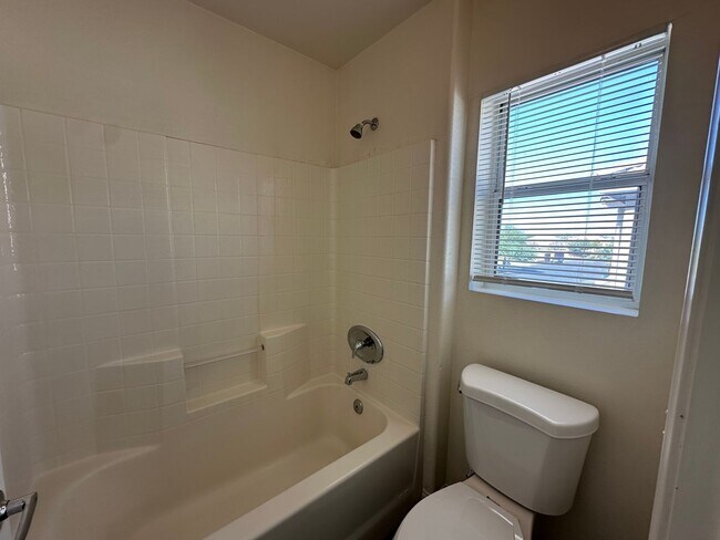 Building Photo - Great 3 Bedroom Home in Gated Community!
