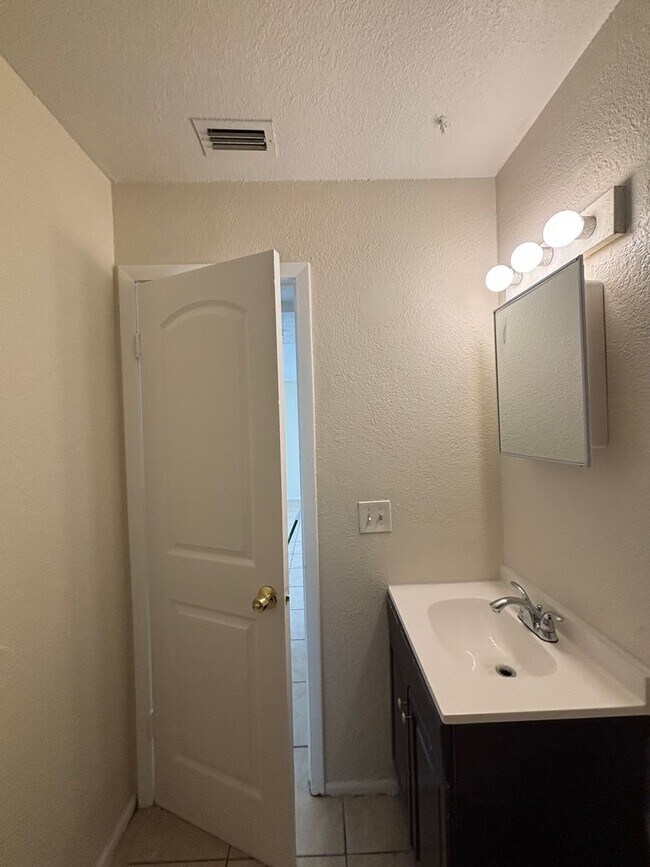 Building Photo - 3 bedroom 2 bath duplex