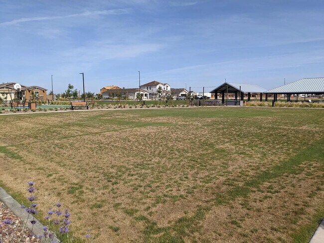 Building Photo - 2250 E Kelly Dr