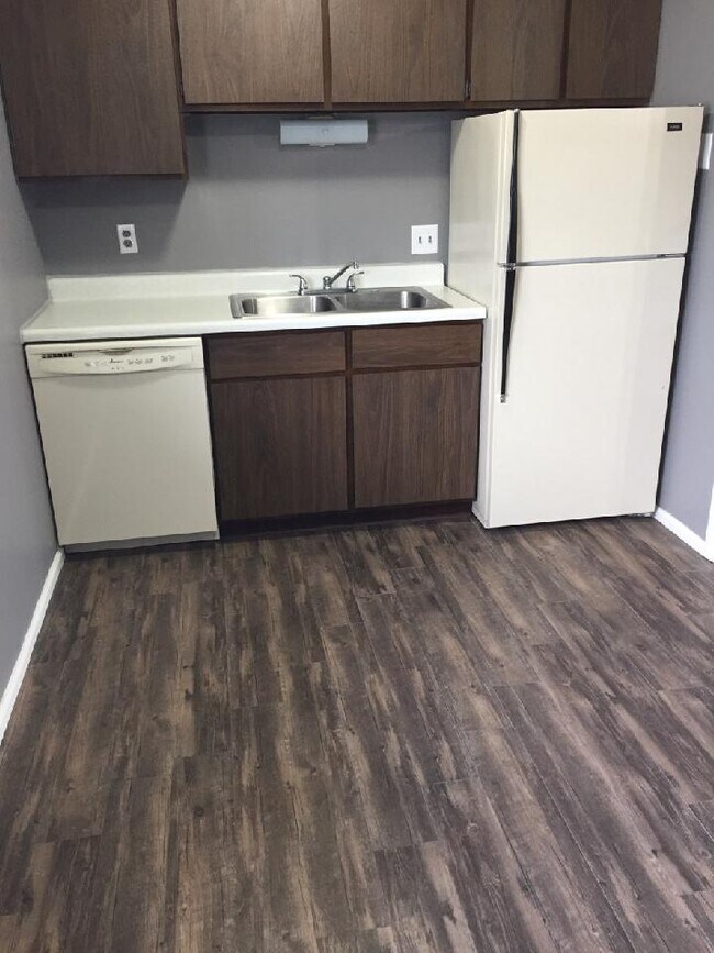Clean, Spacious Kitchen - 2275 N Cable Rd