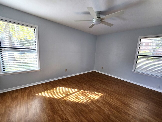 Building Photo - Move in Ready in NW Gainesville!