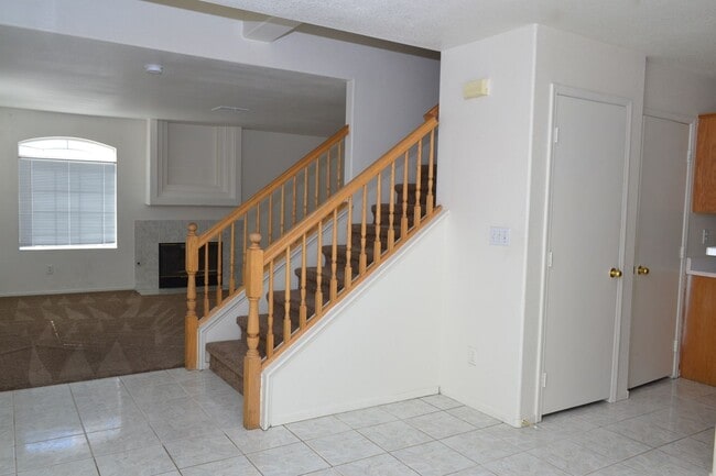 Building Photo - SW - ROOMY 3 BEDROOM 2.5 BATH TOWNHOME - 8...