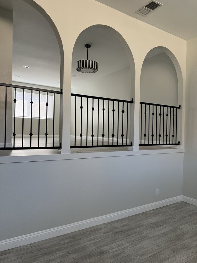 Building Photo - Spacious-Bright 3 Bedroom 2.5 Two story Bathroom Condo