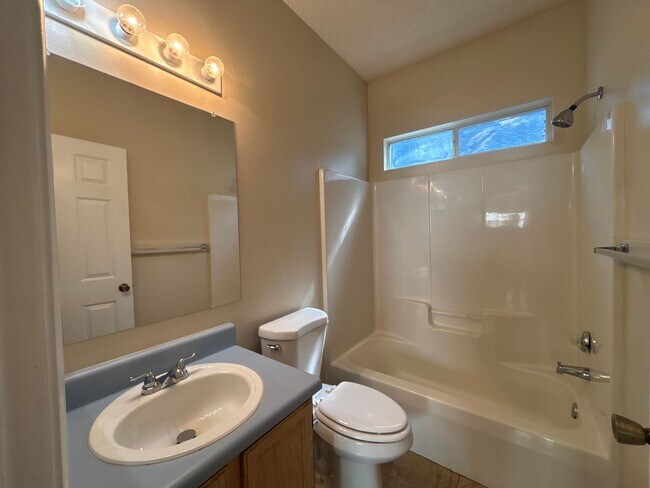 Building Photo - Charming 3-Bedroom Cottage