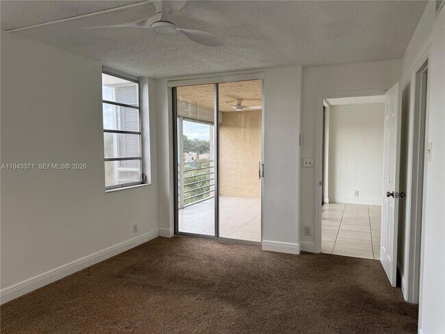 Building Photo - 1831 Sabal Palm Dr