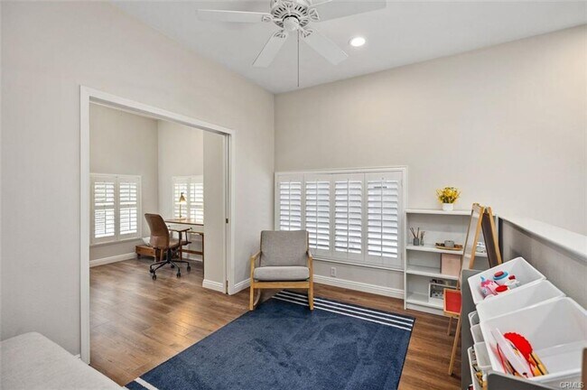 Building Photo - 3 bedroom in Gated Victoria Community!