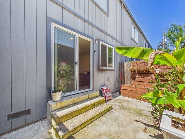 Building Photo - Updated 2 Bed / 1.5 Bath Townhome – In-Unit Washer & Dryer + Garage Parking – $2,800/month