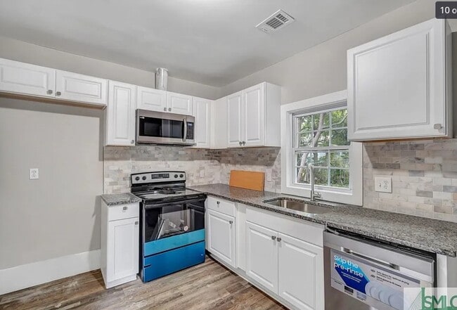 Building Photo - 720 W 42nd St