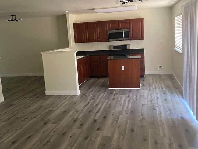 Building Photo - Beautiful Family Home!