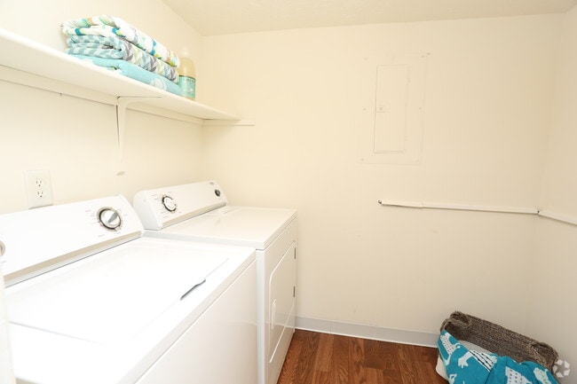 2BR, 2BA - 1,000 SF - Laundry - Chinoe Creek
