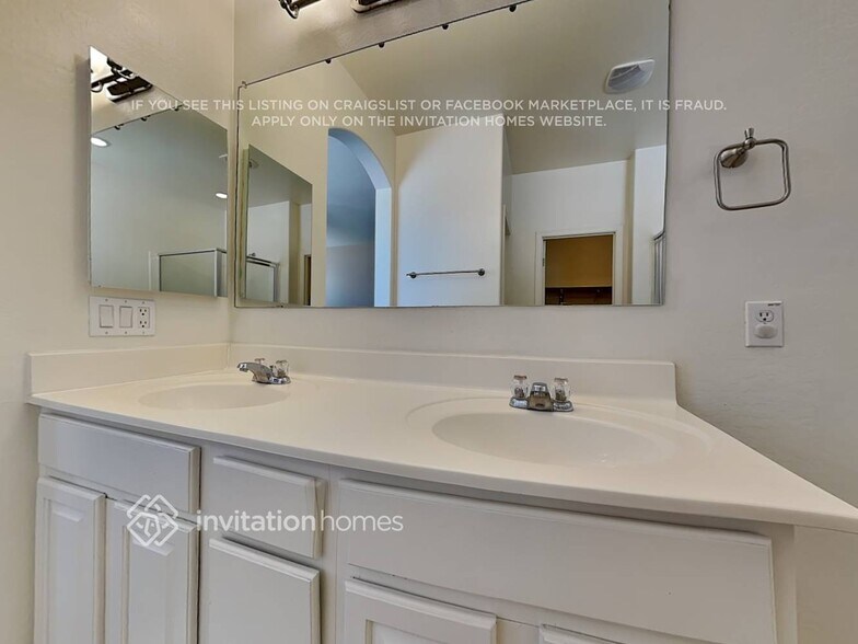 Building Photo - 4962 E Longhorn St