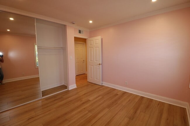 Building Photo - Beautiful West Hills Pool Home For Lease!