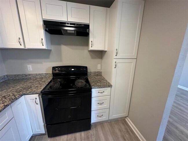 Building Photo - 901 Parmer Ave