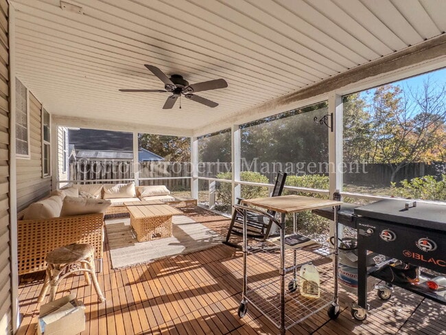 Building Photo - 102 Blossom Cir