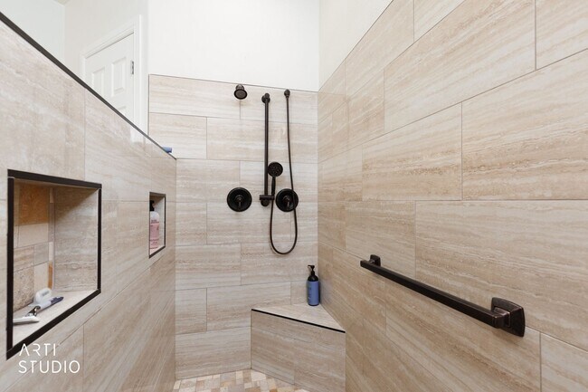 Building Photo - Beautiful home located in the gated commun...