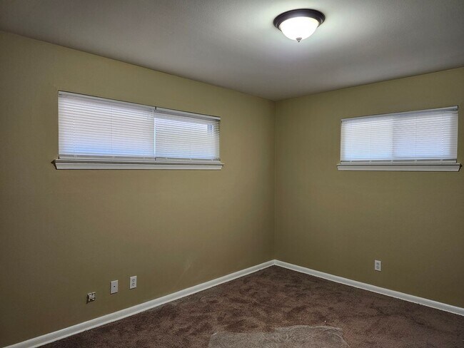 Building Photo - 827 Darryl Ln