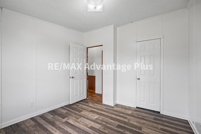 Building Photo - Spacious 4 bedroom home in private setting