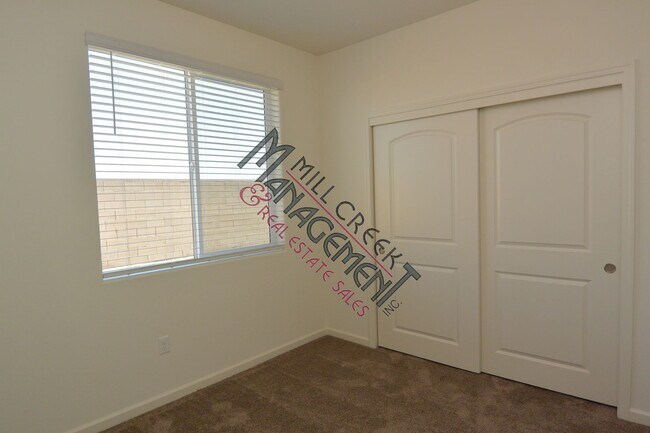 Building Photo - Newer 3bedroom/2bath in Tulare.