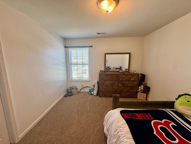 Building Photo - Beautiful 5BR/3BA Home in Roberta Ridge