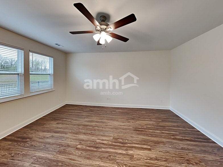 Building Photo - 1357 Lomond Dr