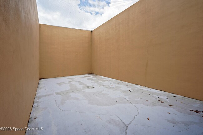 Building Photo - 240 Spring Dr