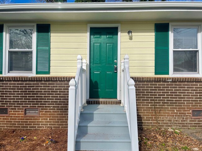 Building Photo - Super Cute 2 bedroom / 1 bathroom home nea...