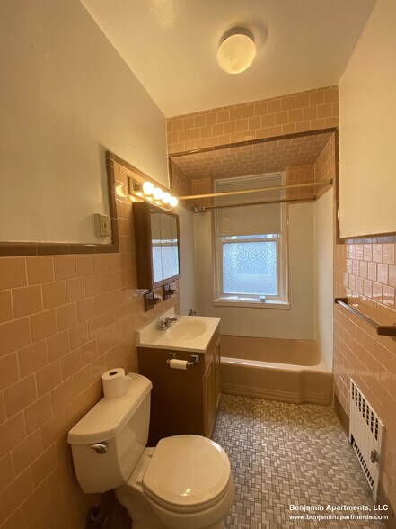 Building Photo - 1583 Beacon St