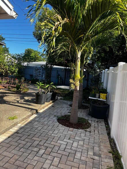 Building Photo - 310 15th Ave SW