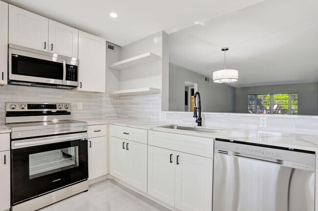 Building Photo - 2202 Lucaya Bend