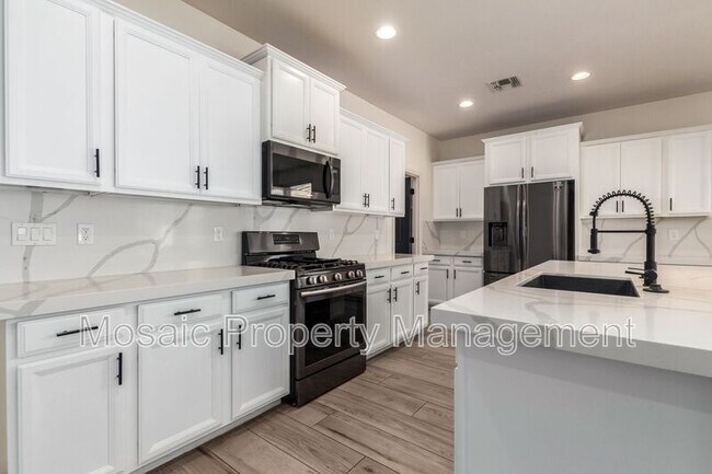 Building Photo - 35565 N Bandolier Dr
