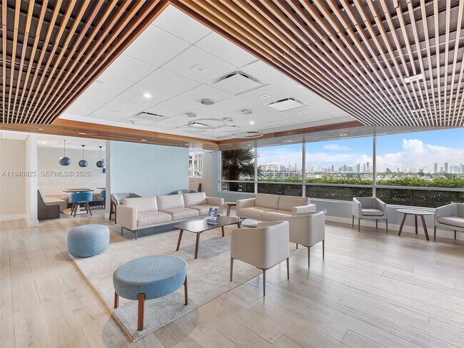 Building Photo - 1800 Sunset Harbour Dr