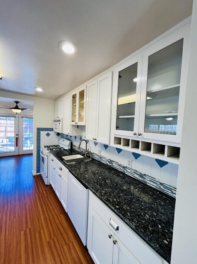 Building Photo - $3,200 - 2 Bed / 1 Bath House in Crest - Ready for Move in!