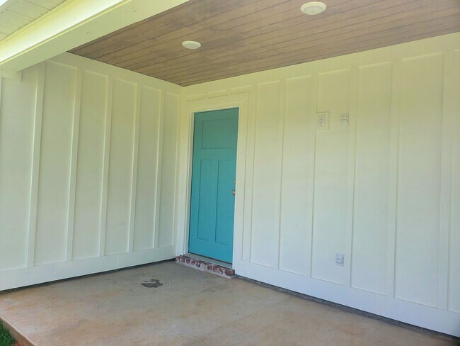 Building Photo - Elberta cottage awaits!