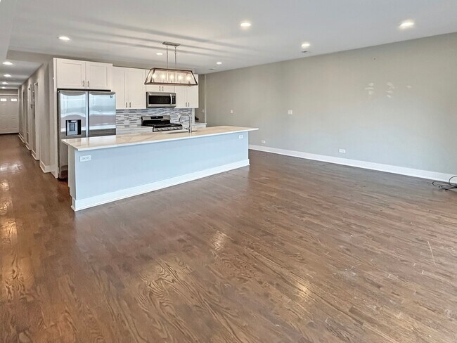 Building Photo - 1634 W Cermak Rd