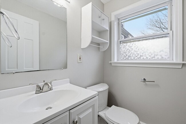 Building Photo - 888-890 Belmont Street