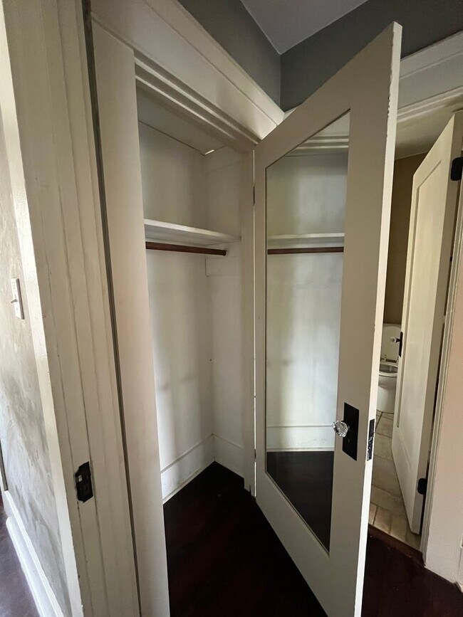 Building Photo - House: 2 Bedroom with Den , 2 Bath and pri...