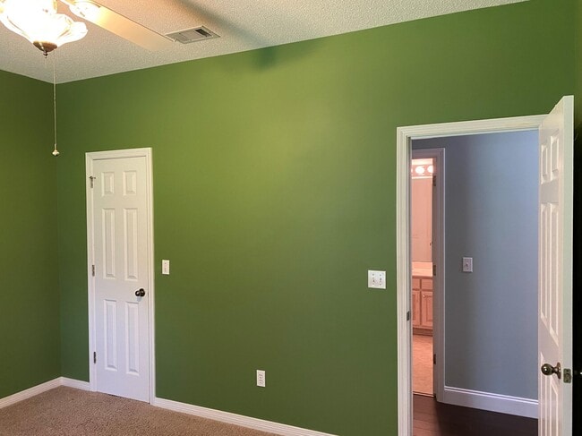 Building Photo - 2020 Plantation Oaks Dr